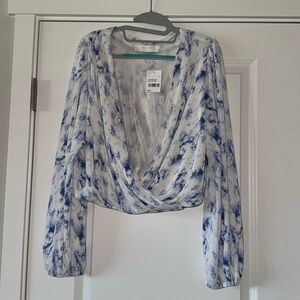 ASTR Women's Blue and White Wrap Top L